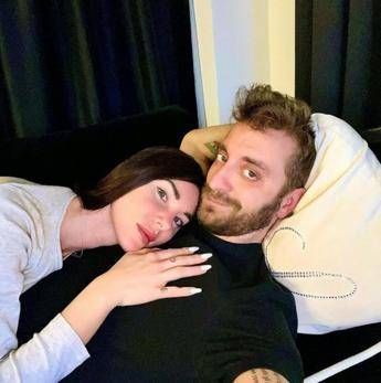 Bianca Atzei, il post social che 'cancella' Stefano Corti: lui replica così Bianca Atzei, il post social che 'cancella' Stefano Corti: lui replica così