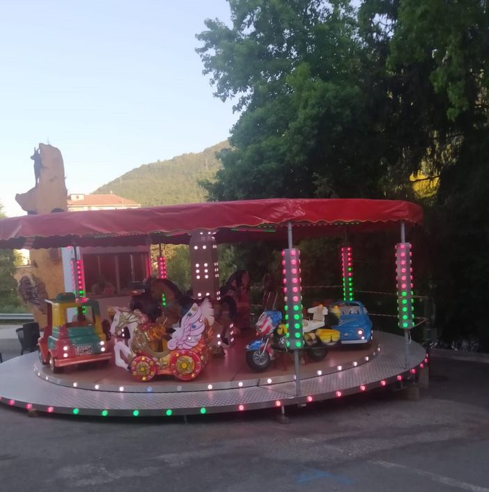 Perosa Argentina: giostra e scivolo gonfiabile per l’estate Perosa Argentina: giostra e scivolo gonfiabile per l’estate