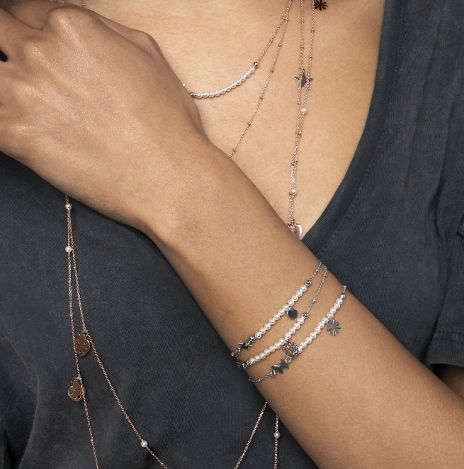 Collane in argento: la storia di un accessorio cult della bellezza femminile Collane in argento: la storia di un accessorio cult della bellezza femminile