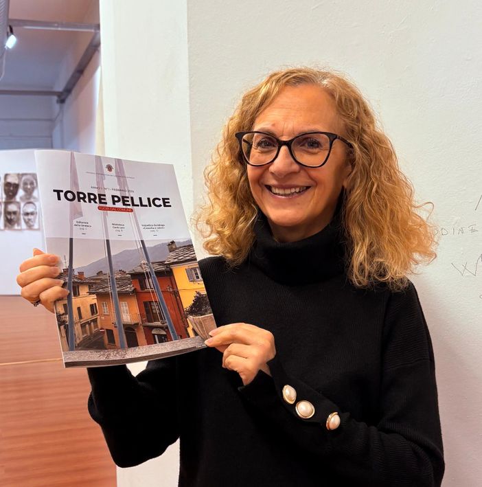 La sindaca Maurizia Allisio con la prima copia del nuovo giornalino comunale La sindaca Maurizia Allisio con la prima copia del nuovo giornalino comunale