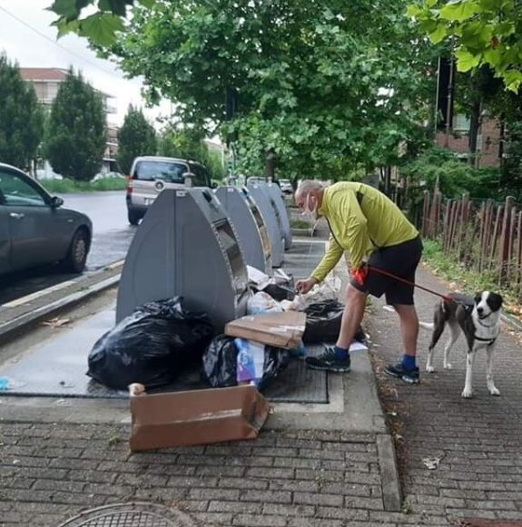 Collegno, il sindaco scopre rifiuti abbandonati: chiamate le guardie ecologiche