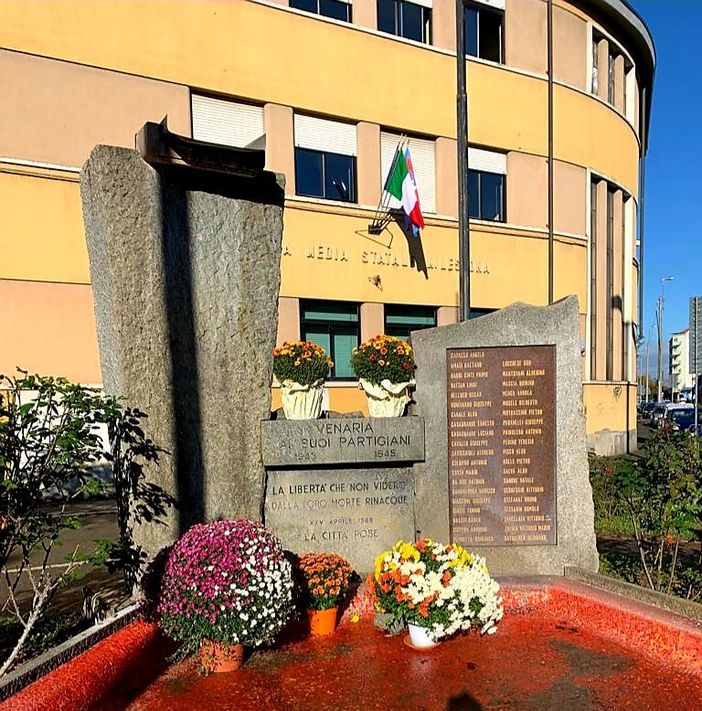 fiori ai piedi di un monumento dedicato ai partigiani fiori ai piedi di un monumento dedicato ai partigiani