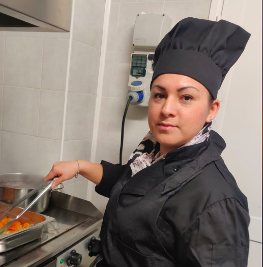 Andrea Bonzano, ideatrice dell'iniziativa insieme al marito Daniel Compri. Nella foto in basso, Luca Sacco, dipendente della piadineria