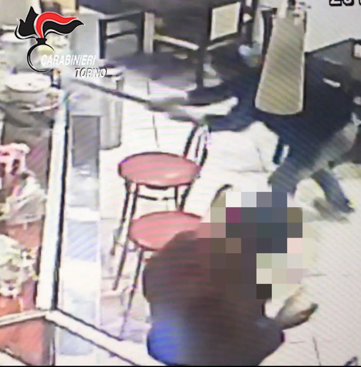 Allontanato dal bar perché ubriaco, torna armato e picchia il proprietario [VIDEO]