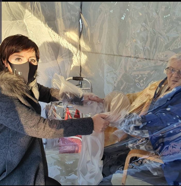 donna con un'anziana in una rsa donna con un'anziana in una rsa