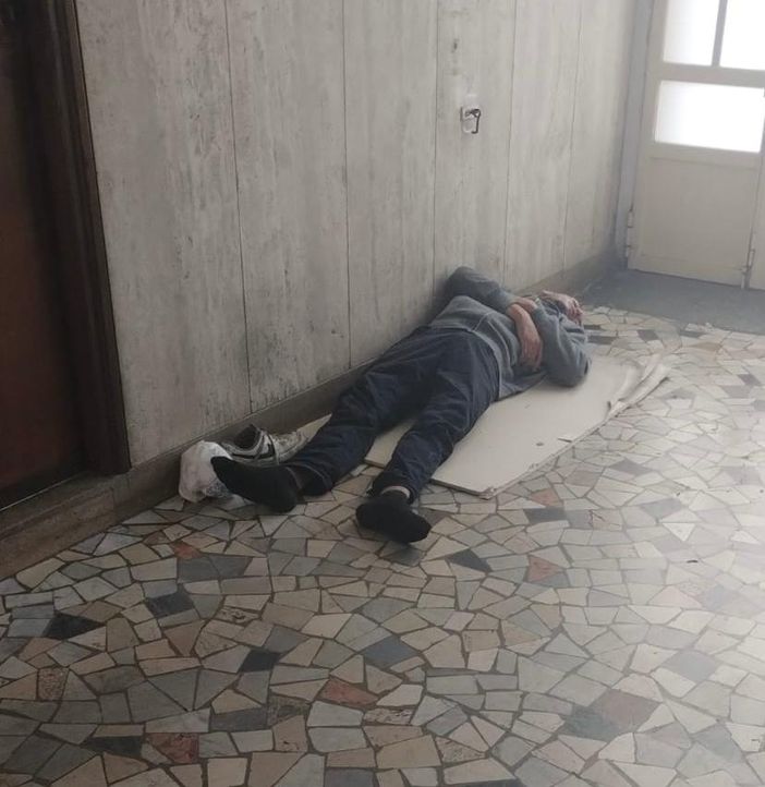 C’è uno sconosciuto che dorme nell’androne: “Qui serve più sicurezza”