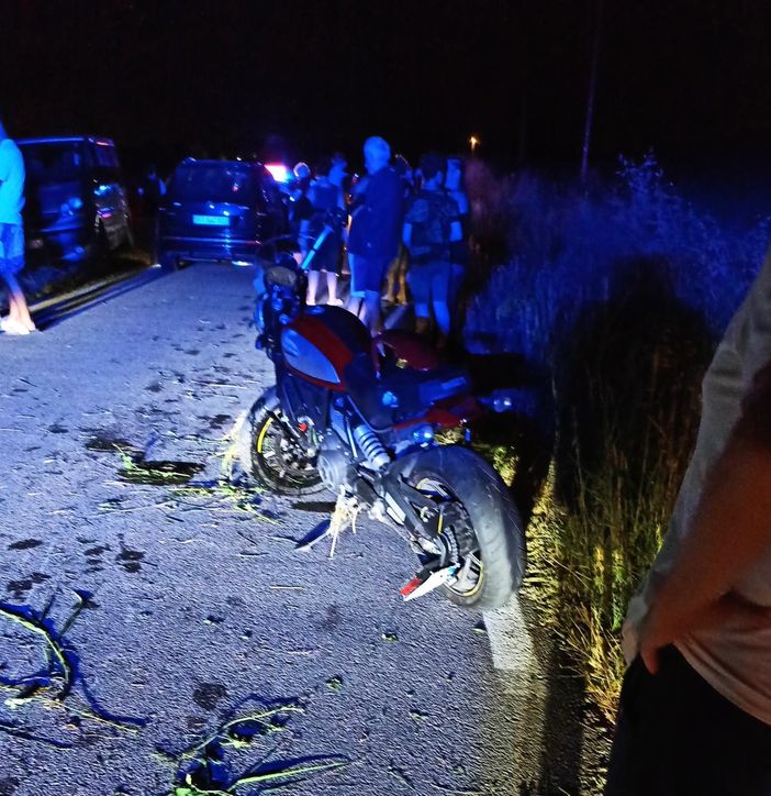 Perde il controllo della moto sulla statale 121: muore un 24enne