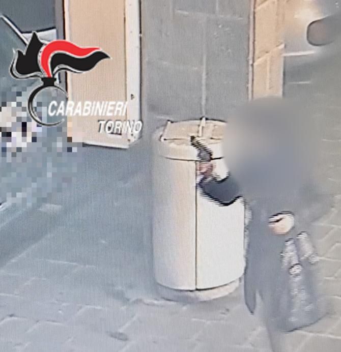 immagini di una rapina riprese dalle telecamere di sicurezza immagini di una rapina riprese dalle telecamere di sicurezza