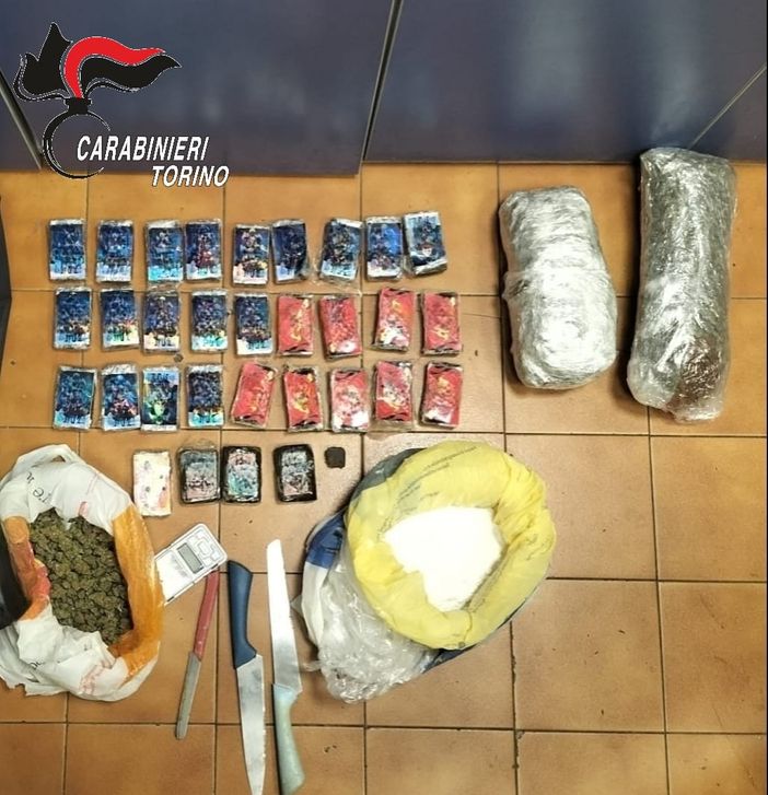 La droga sequestrata dai carabinieri La droga sequestrata dai carabinieri