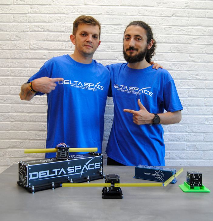 Davide Petenzi (a destra) con il suo satellite Davide Petenzi (a destra) con il suo satellite