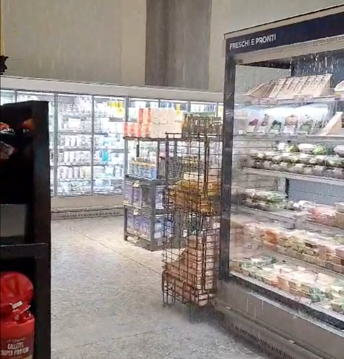 Dopo giorni di caldo, Torino si piega a pioggia e grandine: cascata d'acqua dentro il supermercato di Porta Nuova [VIDEO]