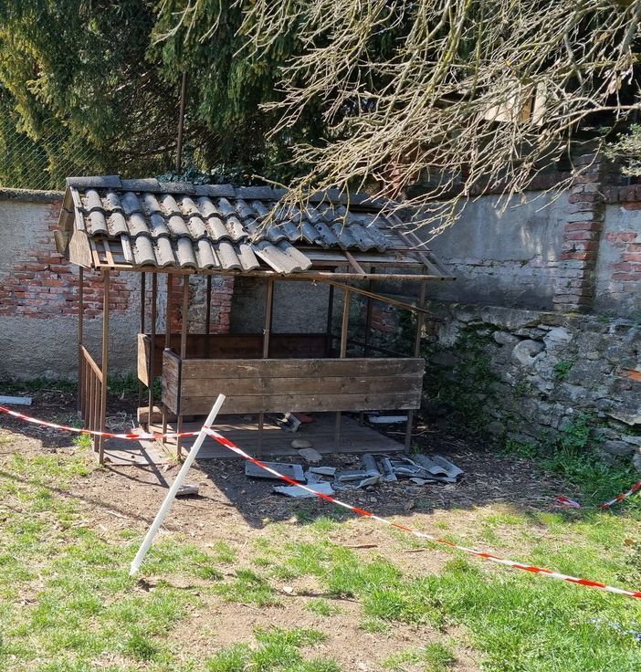 Uno dei giochi danneggiati nelle intrusioni dei vandali nel giardino della Scuola Mauriziana di Torre Pellice Uno dei giochi danneggiati nelle intrusioni dei vandali nel giardino della Scuola Mauriziana di Torre Pellice