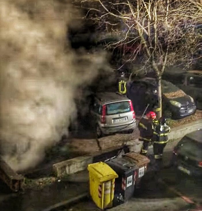 Venaria, tornano gli incendi d'auto: brucia una vettura nel corso della notte Venaria, tornano gli incendi d'auto: brucia una vettura nel corso della notte