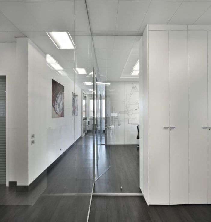 Pareti divisorie attrezzate: la soluzione per suddividere in modo efficace gli ambienti di lavoro