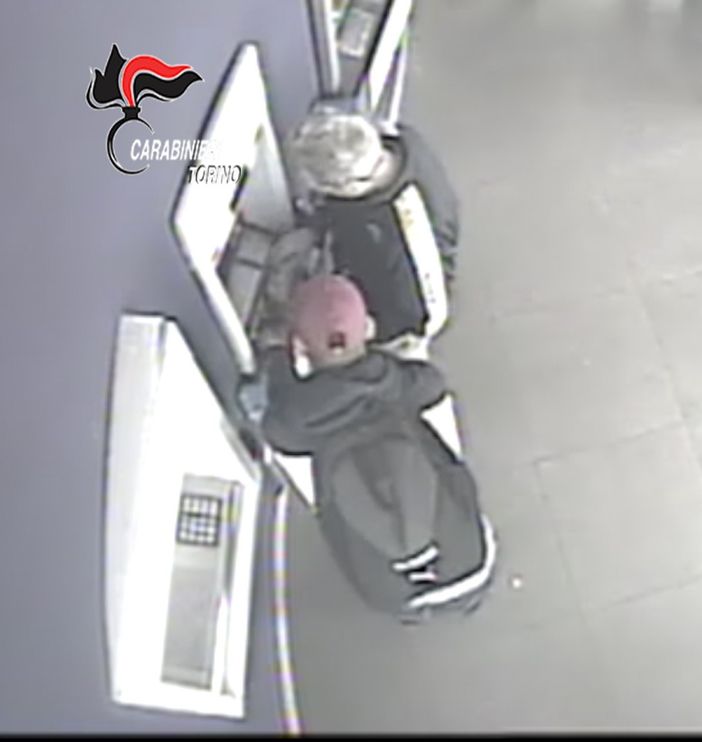 Anziani derubati della pensione al bancomat, arrestato ladro gentiluomo [FOTO E VIDEO]