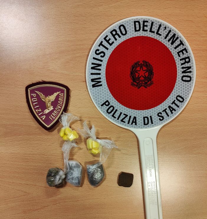 La droga sequestrata dalla Polfer La droga sequestrata dalla Polfer