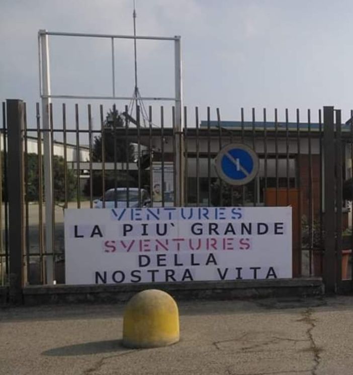 &quot;La più grande Sventures della nostra vita&quot;: gli operai ex Embraco si affidano all'ironia