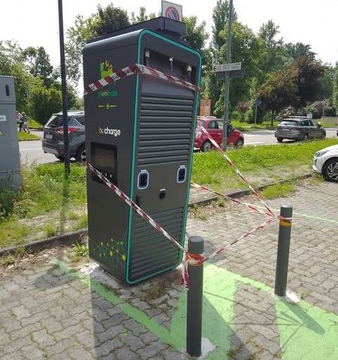 Predoni dell'oro rosso in azione a Nichelino: danneggiate le colonnine di ricarica