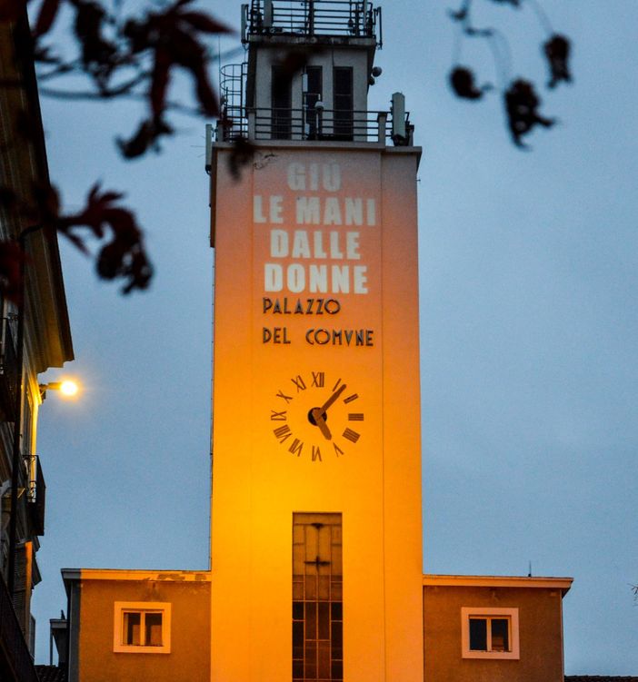 La torre del municipio illuminata (foto di Cinzia Consolati)