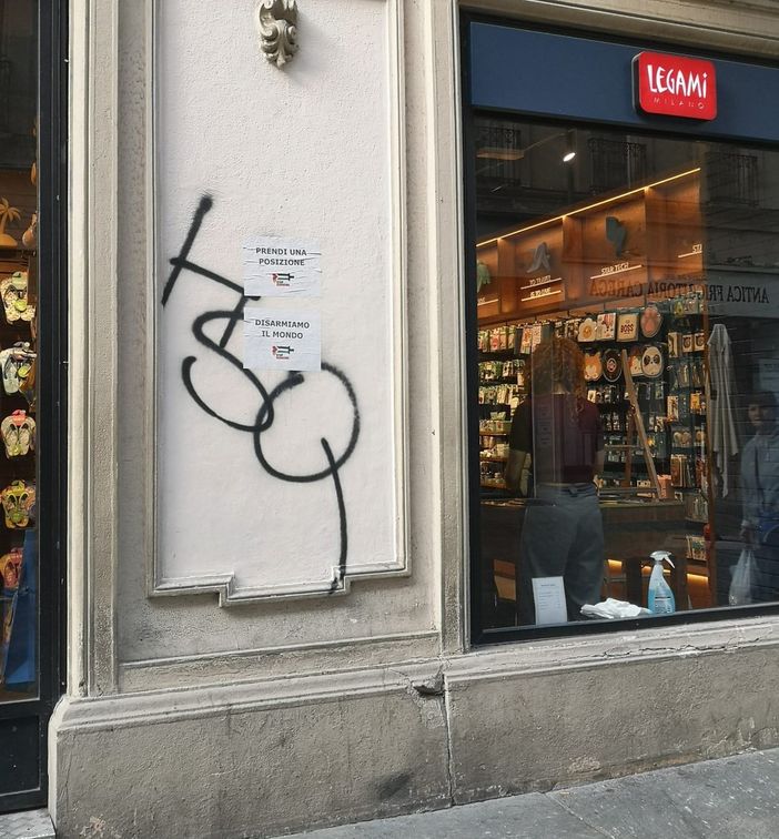 "Prendi una posizione stop al genocidio": decine di vetrine imbrattate nella notte