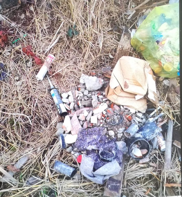 Dalle piccole discariche abusive alle auto abbandonate: a Chieri nei guai 8 persone