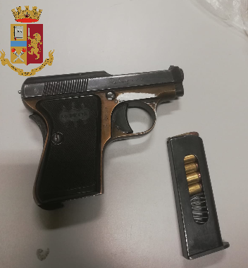 Gira armato e prende a calci un’auto: fermato pregiudicato in Strada Lanzo