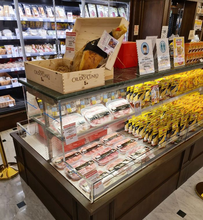 Successo per la due giorni di degustazione del Crudo di Cuneo DOP nel negozio Biraghi di Torino