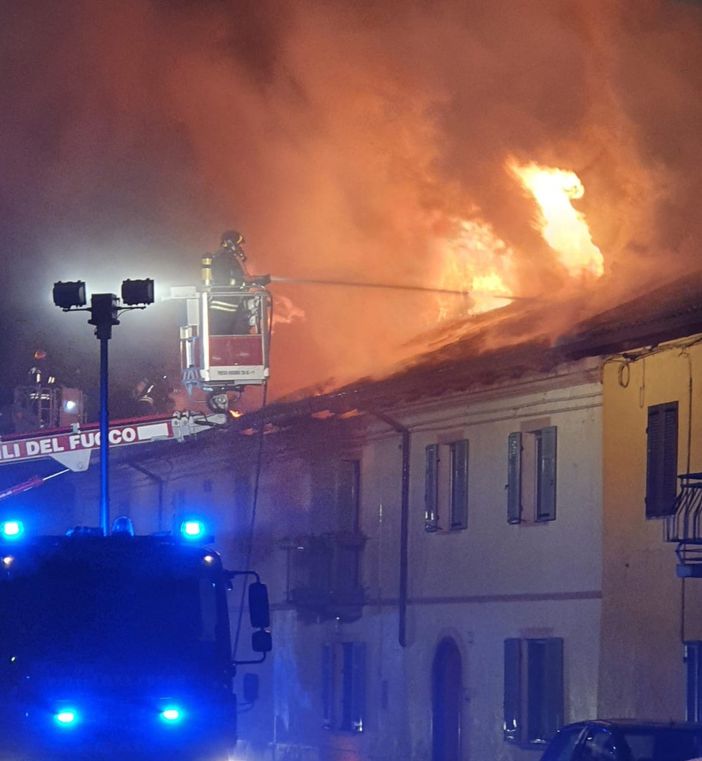 Incendio in via La Salle a Grugliasco, a fuoco una casa di due piani (FOTO e VIDEO)