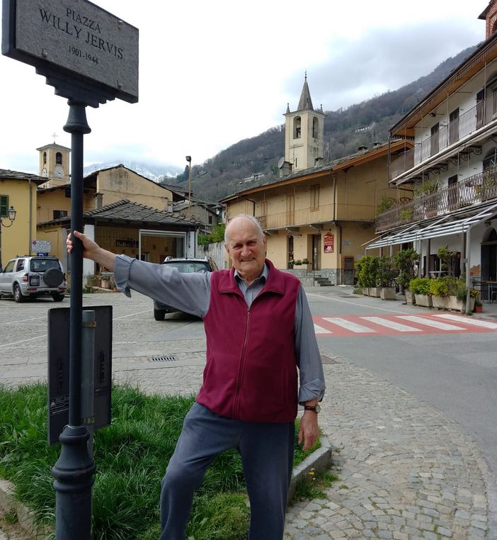 Elvino Allio in piazza Jervis Elvino Allio in piazza Jervis