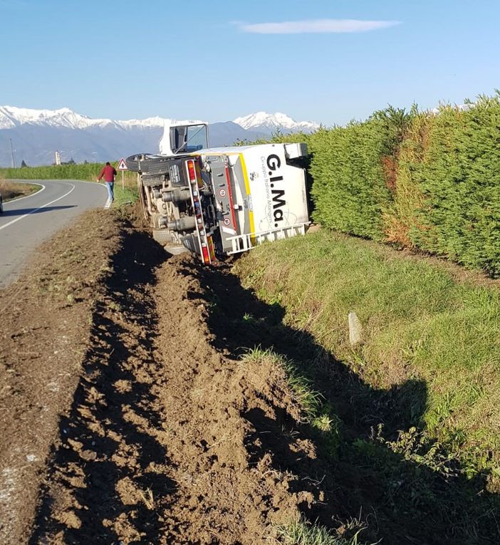 Il camion nel fosso sulla Provinciale tra Vigone e Buriasco