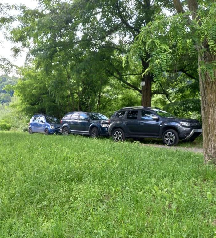 Le auto lungo la stradina sterrata che costeggia il Pellice