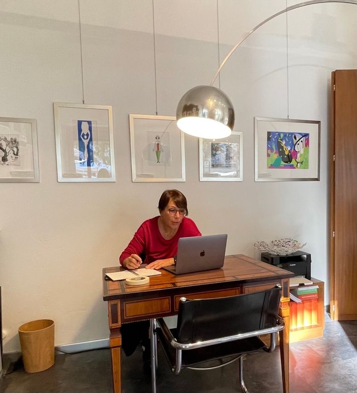 Elena Salamon nella sua galleria in piazzetta IV marzo