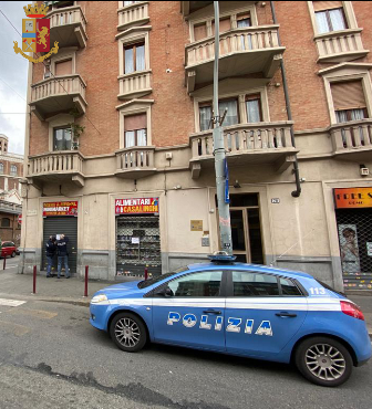 Barriera di Milano, al pub a bere o seduti insieme sulla panchine: dodici denunciati per violazione del decreto governativo #Iorestoacasa