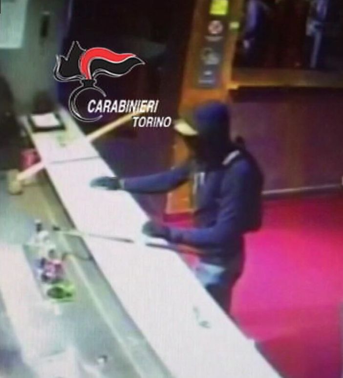 Torino, "sparavano" con estintori contro i carabinieri, arrestati dieci rapinatori (VIDEO E FOTOGALLERY) Torino, "sparavano" con estintori contro i carabinieri, arrestati dieci rapinatori (VIDEO E FOTOGALLERY)