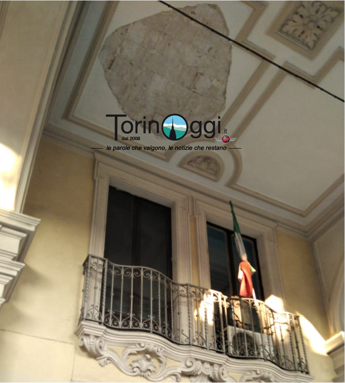 Attimi di paura in via Sacchi: crolla un pezzo di intonaco sotto i portici [FOTO]