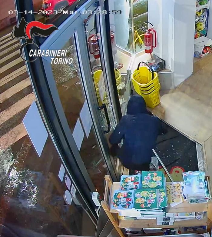 ladro all'interno di un negozio