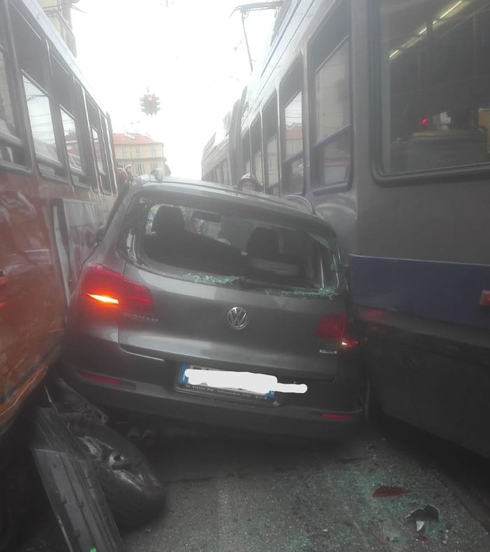 Auto incastrata tra due tram: circolazione bloccata in centro Torino Auto incastrata tra due tram: circolazione bloccata in centro Torino