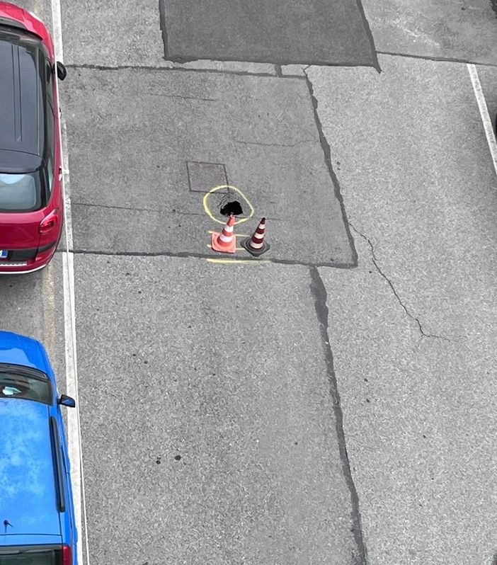 Nichelino fa i conti con l'ennesima voragine: residenti furibondi in via Lagrange