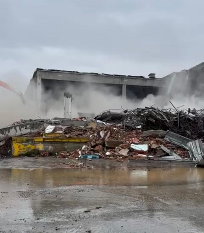 Le ruspe mentre tirano giù l’ex Gondrand Le ruspe mentre tirano giù l’ex Gondrand