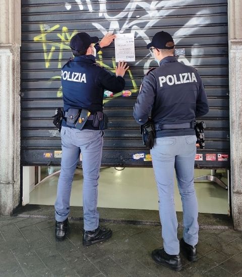 chiusura di due locali da parte di agenti di Polizia