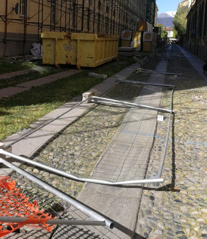 Le recinzioni divelte per colpire il Liceo Porporato