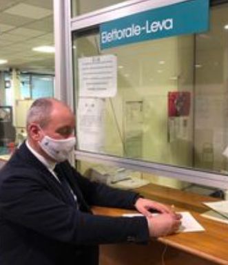 Casciano firma un foglio