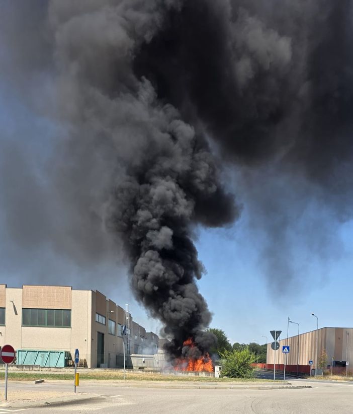 Rivalta di Torino, incendio nella zona industriale Pasta: vigili del fuoco in azione [VIDEO]