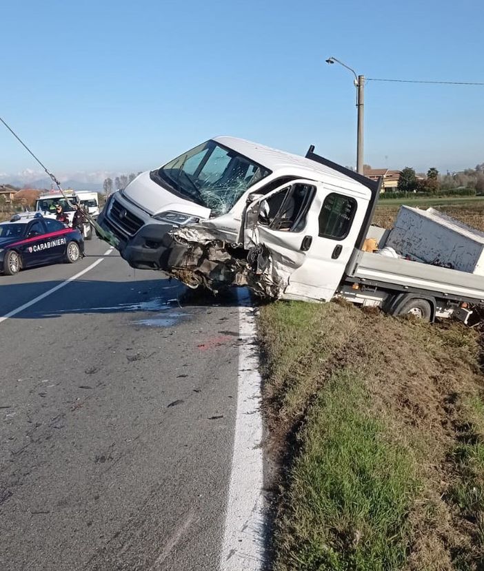 Vigone: scontro frontale tra auto e furgone sulla Provinciale 139 Vigone: scontro frontale tra auto e furgone sulla Provinciale 139