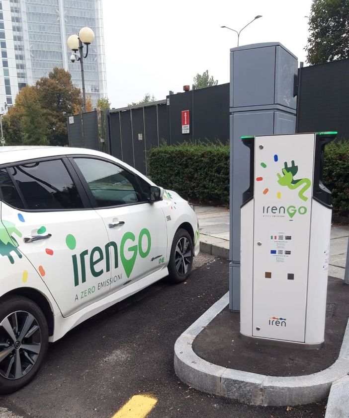 Iren posiziona a Torino nuove colonnine per la ricarica dei mezzi elettrici