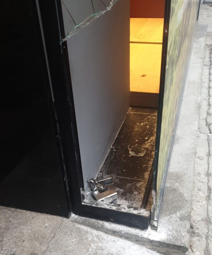 Non ancora inaugurato, negozio di via Garibaldi due volte svaligiato dai ladri Non ancora inaugurato, negozio di via Garibaldi due volte svaligiato dai ladri