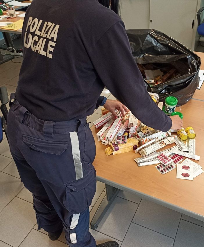 Porta Palazzo, i vigili sanzionano e denunciano una donna per commercio abusivo di farmaci