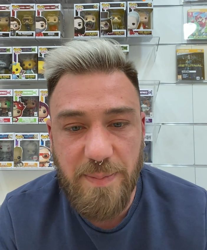 Fermato in monopattino sul marciapiede, trentenne denuncia: "I vigili mi hanno chiamato 'sfigato' e 'ricchione'" [VIDEO]