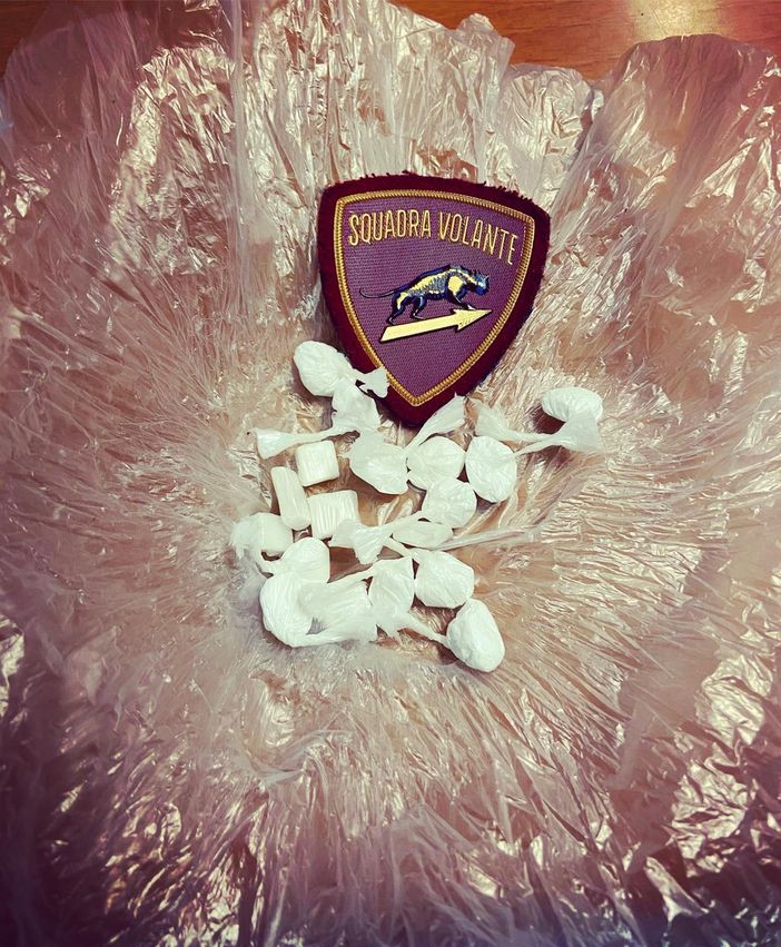 Sorpreso con una busta con gli ovuli di cocaina, 21enne senegalese arrestato