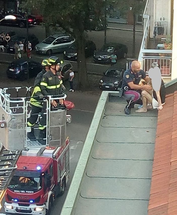 poliziotti e persona su un tetto poliziotti e persona su un tetto